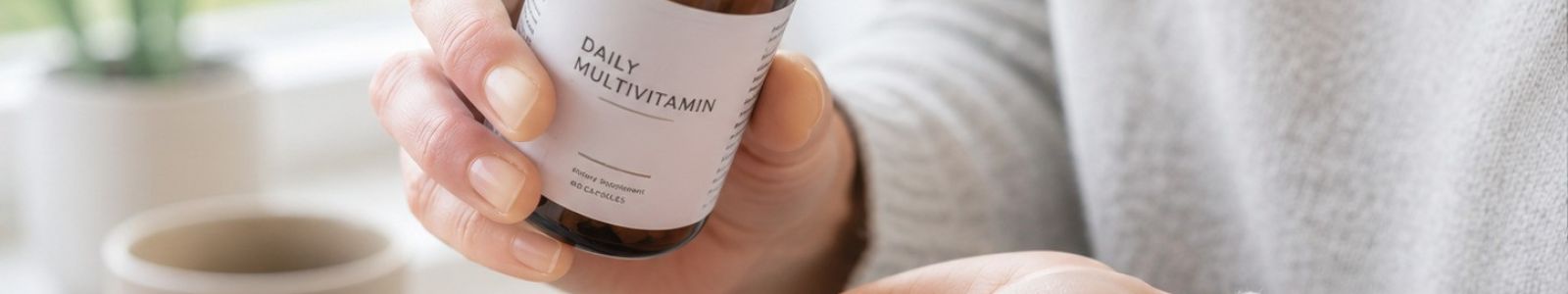 Biotyna na włosy - jakie daje efekty? Czy warto ją stosować?