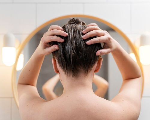 Dlaczego włosy się przetłuszczają? Najpopularniejsze przyczyny